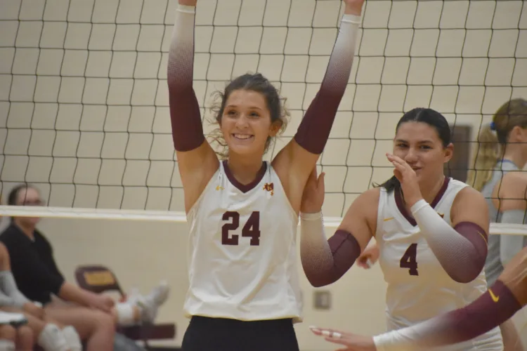 South Range bests Bulldogs in four sets to stay unbeaten